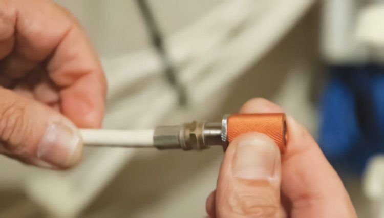 Efficiently test coaxial cables with the VDV512-007 from Klein Tools. Audible and LED indicators confirm continuity and shorts Green Light Remote Tester
