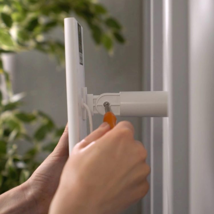DB-RING-SOLAR-S Ring® Door Bell is a convenient and easy-to-install device that allows you to enjoy the convenience of a doorbell while avoiding the hassle of manually recharging the battery